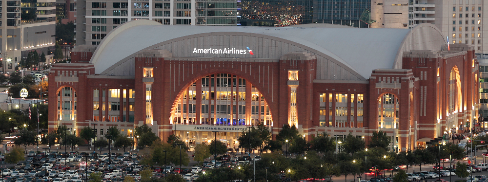 How does American Airlines Center change from hockey to basketball